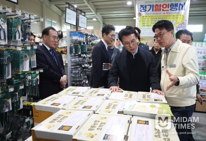 김민석 국무총리가 4일 농번기를 맞아 전남 장성군 황룡농협 자재센터를 방문, 중동발 위기 장기화에 따른 농자재 수급 동향을 점검하고 있다.(국무조정실)