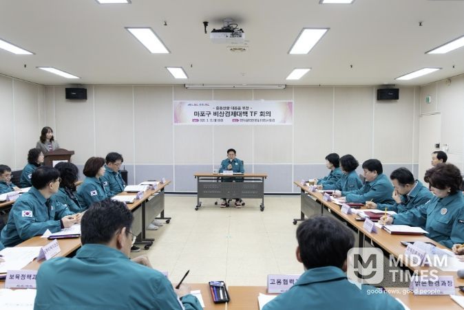 박강수 마포구청장이 비상경제 대책 TF 회의에 참석해 당부사항을 전달하고 있다.