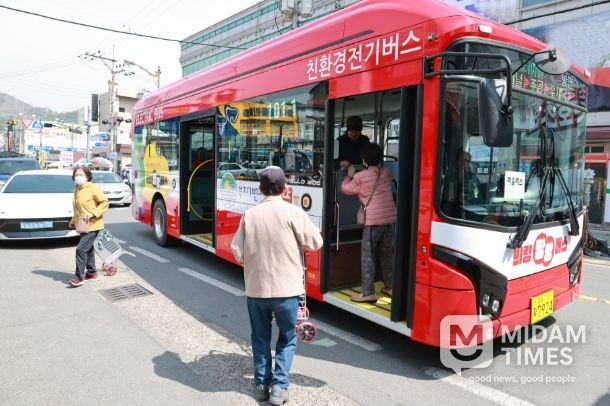 주민들이 의령빵빵버스에 탑승하고 있다.