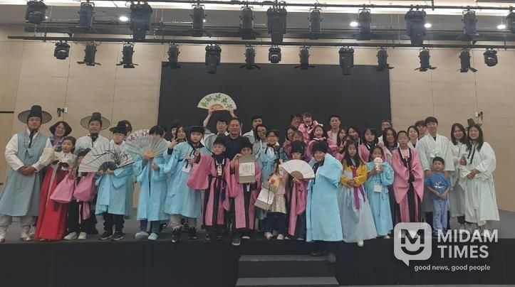 지난해 진행된 _제4회 선비 만나러 갑니다_ 참가가족 단체사진