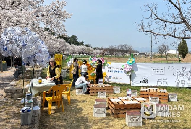 경주시 여성친화도시 일자리사업 참여 창업자들이 대릉원돌담길 축제 현장에서 시민,관광객과 함께하는 체험부스를 운영하고 있다