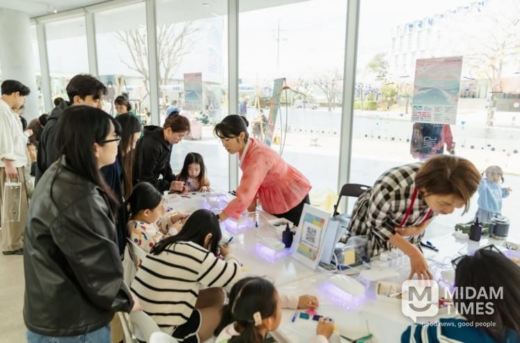 “진주의 봄을 화려한 비단 빛으로 물들이다” - 체험