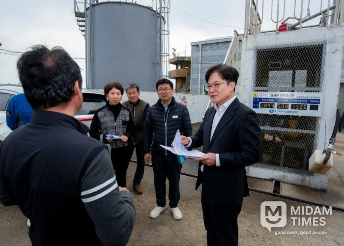 김병수 김포시장이 최근 불안정한 중동 정세 장기화로 인한 글로벌 공급망 위기에 선제적 대응으로 6일 대명항 어선 유류 공급장, 신김포농협 영농자재지원센터, 종량제봉투 공급처 등을 찾아 현장행정을 실시했다.