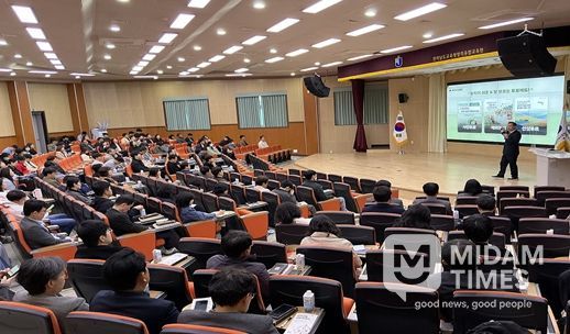 4. 7. 전라남도교육청 창의융합교육원 대강당에서 선거연수원 장성훈 전임교수가 교원 168명을 대상으로 순회 선거교육 특강을 진행하고 있다.(중앙선관위)