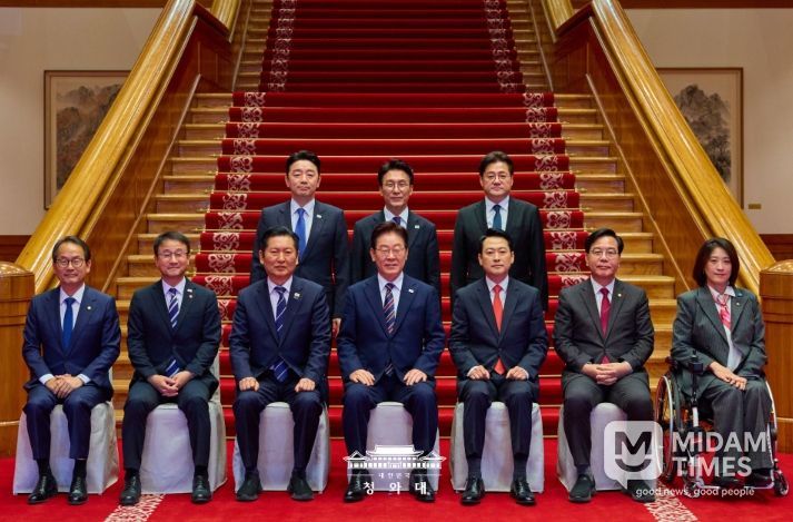 이재명 대통령이 4월 7일 청와대에서 여·야·정 민생경제 협의체 회담에 앞서 참석자들과 기념촬영하고 있다.
<p> </p>
<p>(청와대)