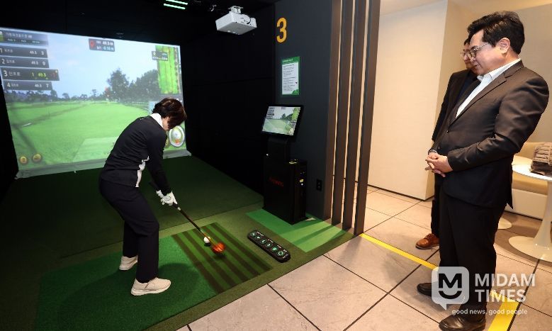 박일하 동작구청장이 지난 3일 상도역 스크린파크골프 스테이션을 방문해 주민의 이용 모습을 살펴보고 있다.