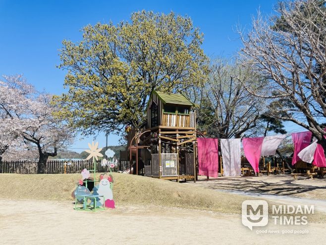 울산유아교육진흥원 큰나무 놀이터는 오는 11일부터 19일까지 실외 놀이기획전 ‘벚꽃 마당놀이’를 연다.