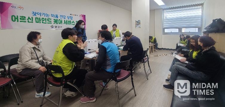 영천시종합복지센터에서 어르신들이 마음건강 상담을 받고 있다.