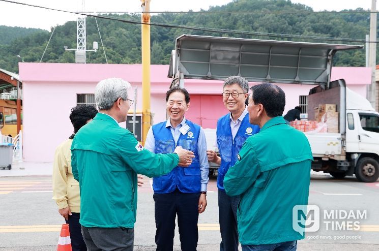 김정기 이사장(가운데 파란색 조끼)이 올해 7월 대의면 수해 현장을 찾아 침수피해 이웃들을 위해 생필품을 기부하고 위로했다.