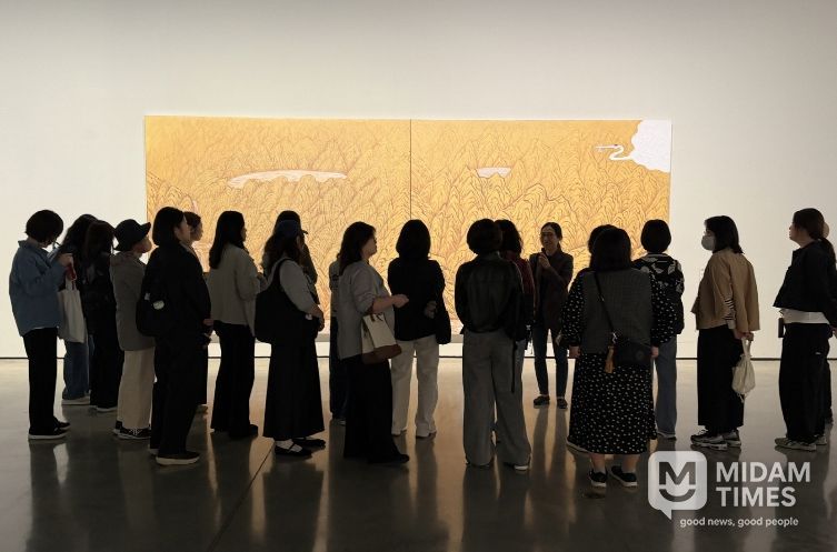 참가자들이 대구미술관에서 ‘서화무진 특별전’을 관람하며 전문 안내원의 해설을 듣고 있다.