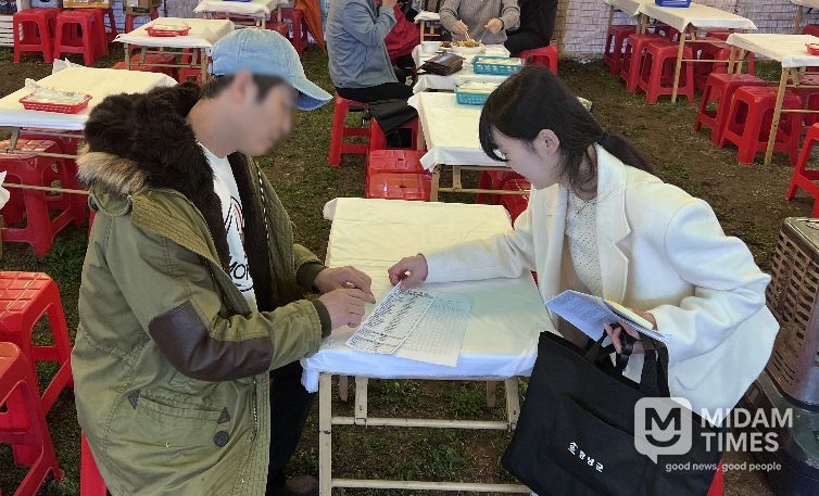 1. 위생관리 전담반이 식품접객업소 특별 위생점검을 실시하고 있다.