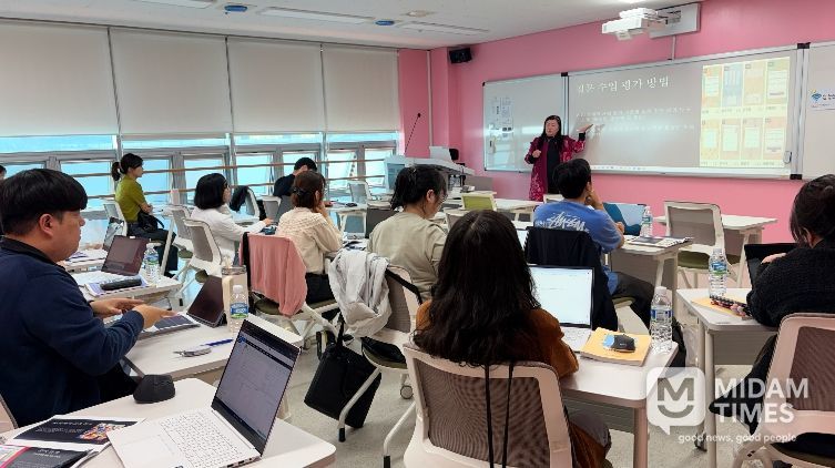 중고등학교 교사들이 10일 울산교육연구정보원 교육연구지원센터에서 '질문 중심 학습' 연수를 듣고있다.