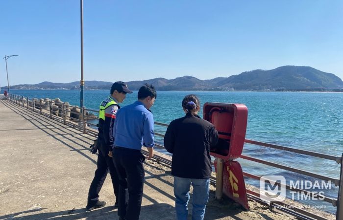 포항시는 봄철 관광객과 시민들의 안전을 확보하기 위해 포항해양경찰서와 함께 ‘2026년 상반기 어항 안전 시설물 합동점검’을 실시했다.