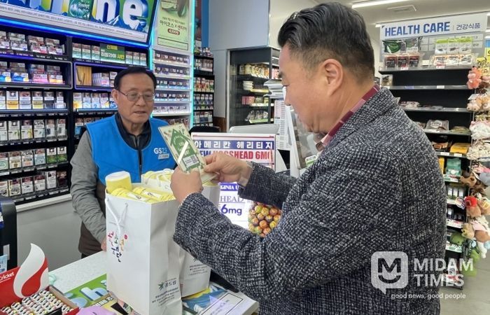 학교밖청소년지원센터는 편의점과 약국에 고립·은둔 청소년 지원사업 관련 사업 안내문과 홍보 물품을 배부하고 있다.