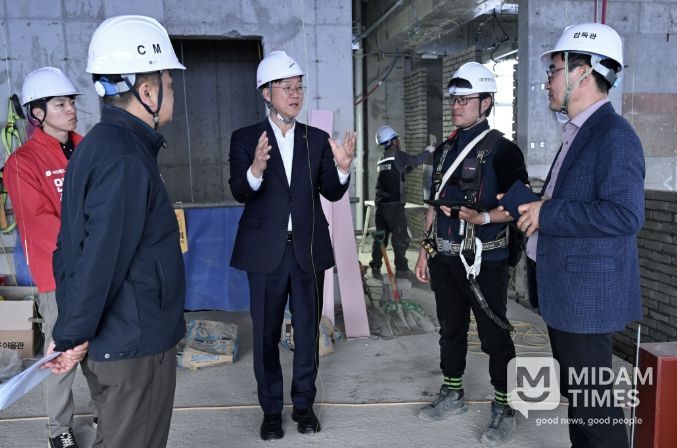 이민근 안산시장(사진 가운데) 13일 '공공 복합커뮤니티센터 건립공사' 현장을 방문해 사업진행 상황과 안전관리 실태를 점검하고 있다.
