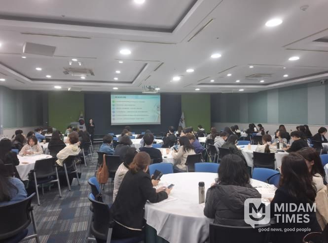 울산 지역 저경력 고등학교 교사들이 13일 외솔회의실에서 진학지도 역량 다지기 연수를 듣고있다