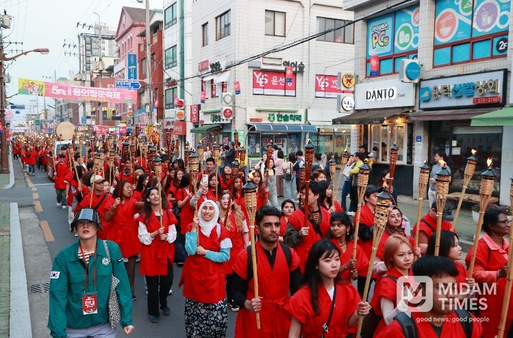 지난해 의령출정퍼레이드에 참여한 외국인들)
