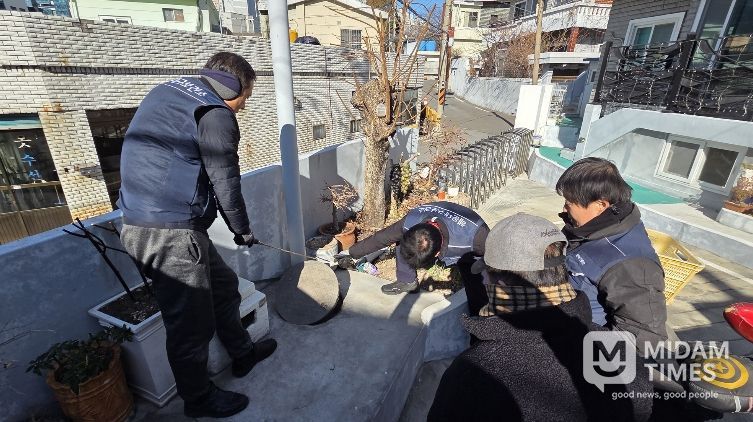 보건소 직원들이 유충 방제 작업을 하고 있다.