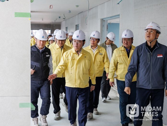 진교훈 서울 강서구청장(맨 앞 왼쪽, 노란 점퍼)이 14일(화) 강서구 통합신청사 건립 현장을 찾아 공사 진행상황을 점검하고 있다.