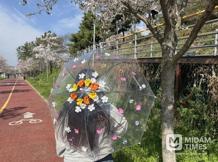 진주남강유등전시관, ‘유등과 함께하는 봄맞이 행사’ 개최- 플라워 레인 아트