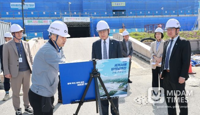 김관영 전북특별자치도지사가 15일 세계서예비엔날레관, 도립국악원, 전주 MICE복합단지 등 전주 지역 문화·관광 분야 핵심 인프라 구축 현장을 찾아 사업 추진 현황과 향후 운영 방향을 살피고 있다