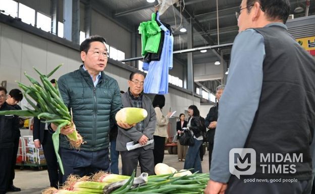 유정복 인천광역시장이 15일 남촌 농산물도매시장에서 농산물 가격 동향 등을 점검하고 있다.