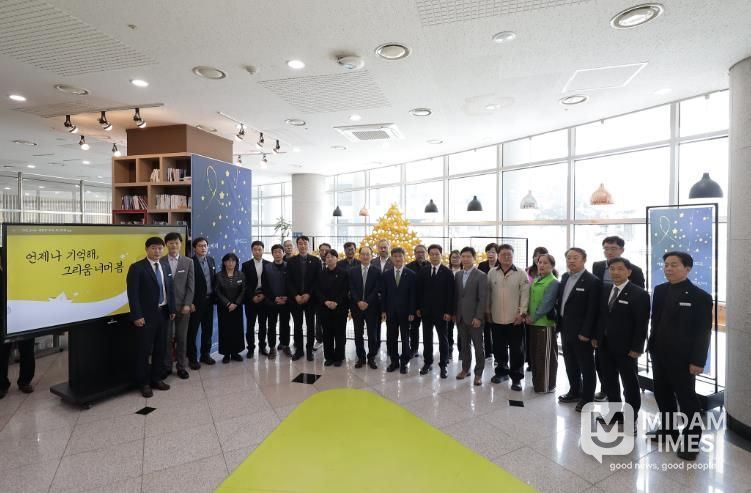 천창수 교육감과 부서장, 노동조합 대표들이 15일 울산교육청 책마루에서 열린 '세월호 참사 12주기 추모 행사'에 참석해 기념사진을 찍고있다